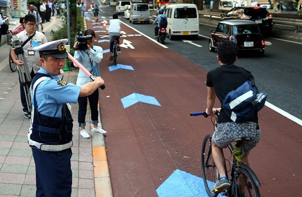 改正道交法：１日スタート　自転車のルールを街頭指導 - 毎日新聞