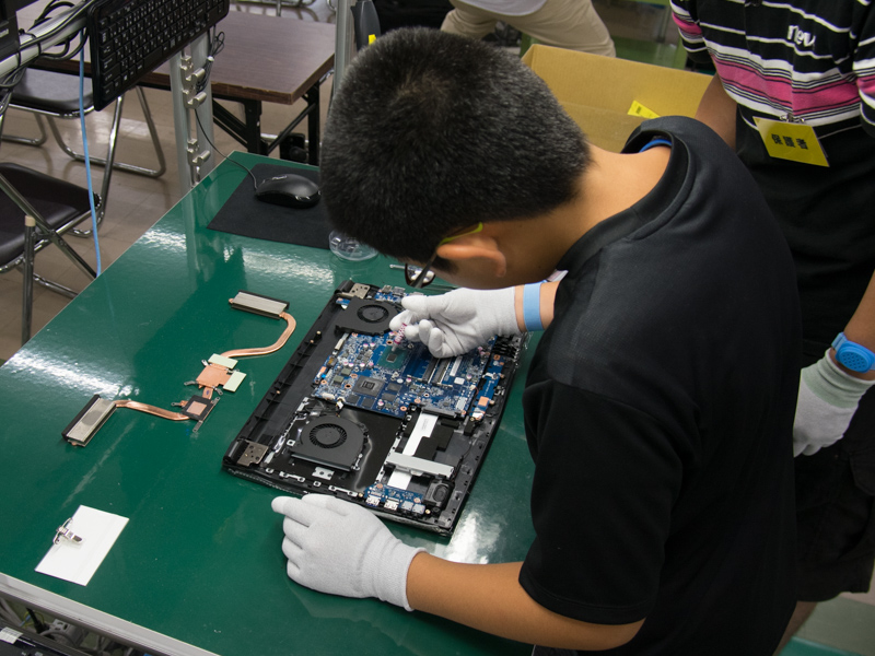 マウス飯山工場で親子パソコン組み立て教室が開催 ～工場の生産ラインを活用、部品のピッキングから組み立てまで完全サポート - PC Watch