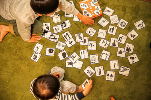 かるた遊びの効果に注目！かるたで身につけられる「価値のある日本語」と積極性 | 子育てに役立つ情報満載【すくコム】 | NHKエデュケーショナル